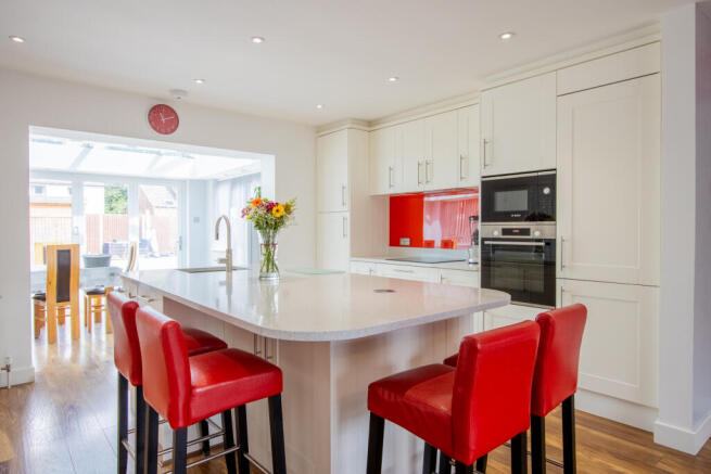 4 bed Bungalow for sale Image 11