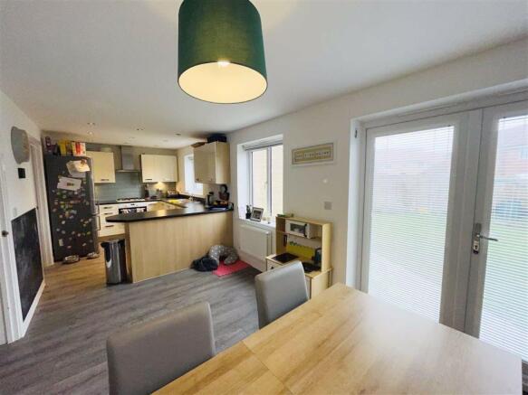 Kitchen/ Dining Room