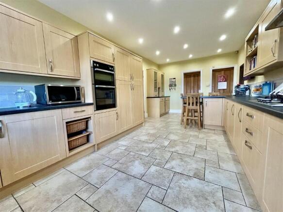 5 bed Detached for sale Image 9