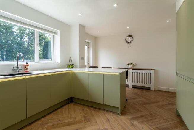 5 bed Detached for sale Image 12