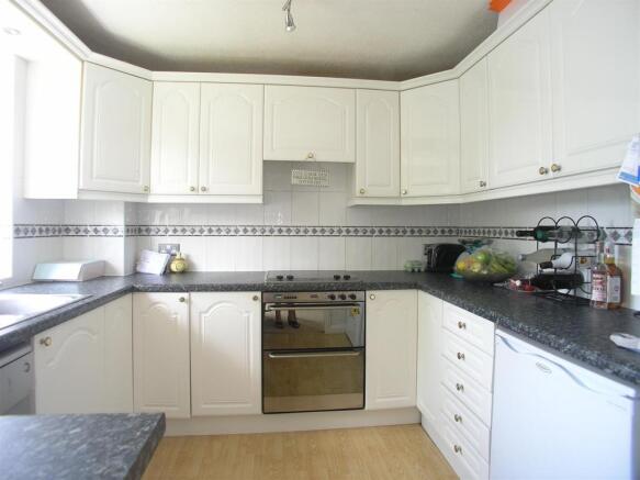 FITTED KITCHEN