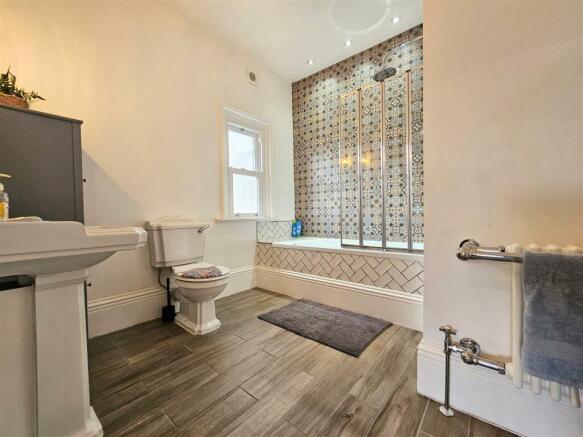 EN SUITE BATHROOM/WC