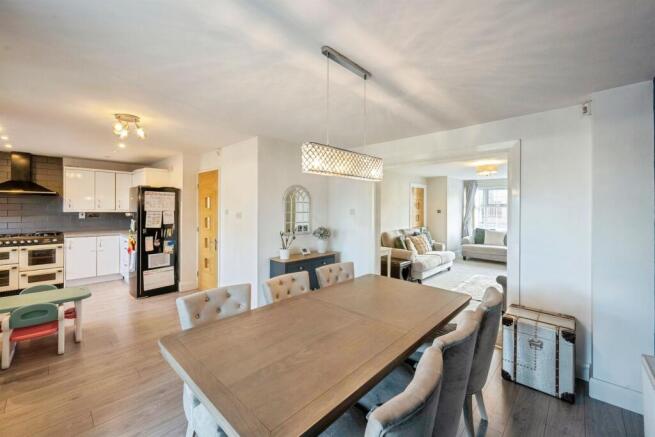 4 bed Detached for sale Image 8