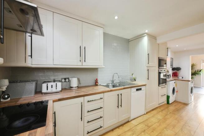 Kitchen / Breakfast Room: