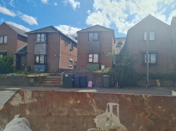 2-bed flat on Broadway, Didcot, Oxfordshire, £160,000