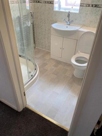 9 Falcon Rise bathroom pic.jpg