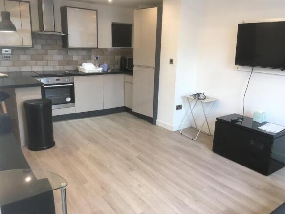 2 bed Terraced to rent Image 5