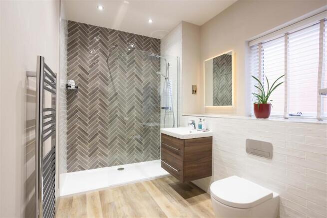 4 bed Detached for sale Image 11