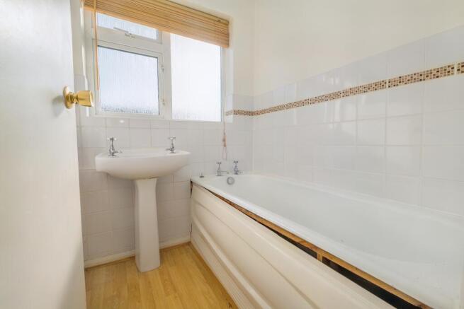 16 Blackpond Lane, Farnham Royal, Slough, SL2 3DS
