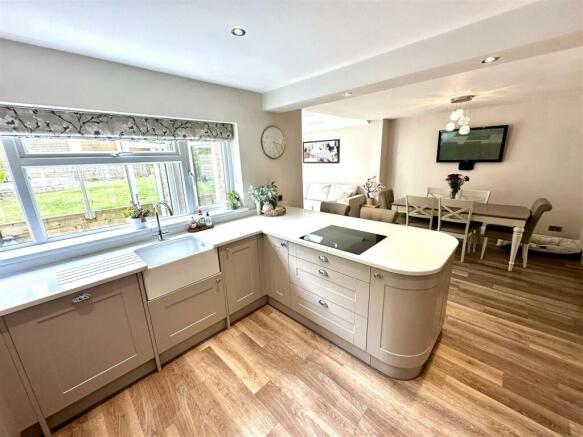 KITCHEN/DINING ROOM