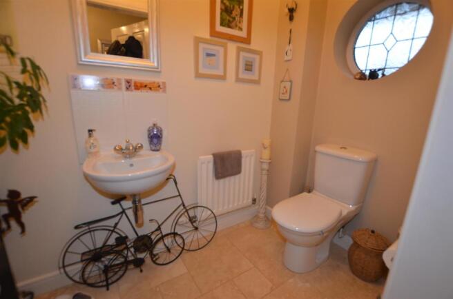 Guests Cloak Room/WC
