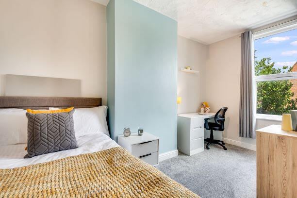 4 bed House to rent Image 9