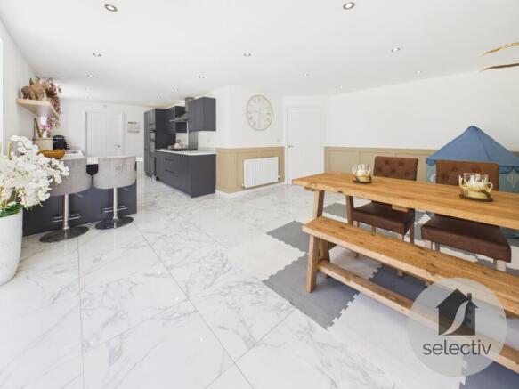 5 bed Detached for sale Image 6