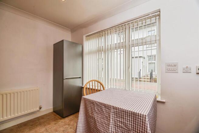 2 bed Ground Flat for sale Image 5