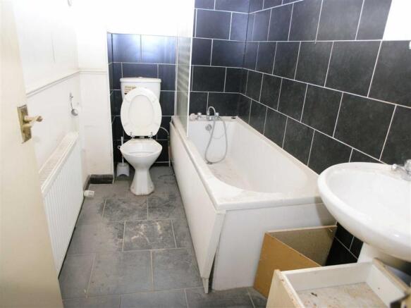 Flat 1 Bathroom