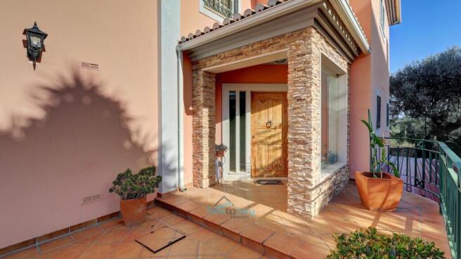 covered entrance porch