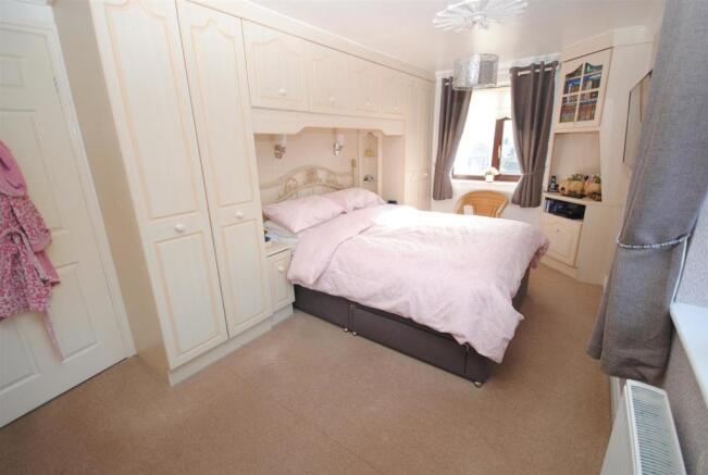 1pinfoldcottagessidebed1.JPG