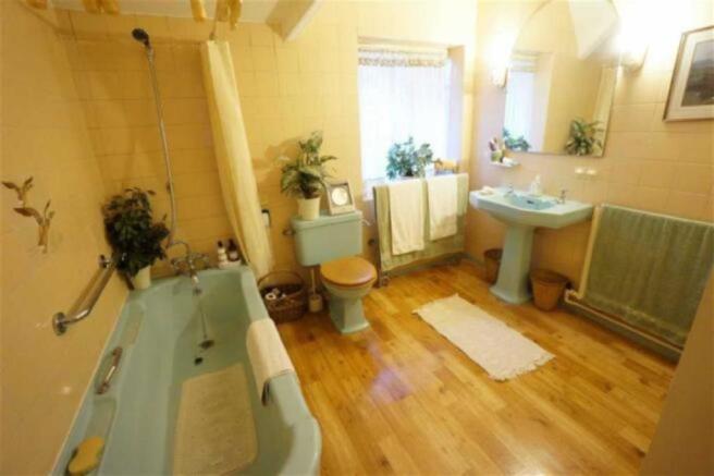 TILED 3-PIECE BATHROOM