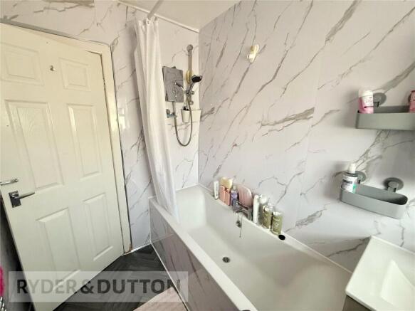 2 bed Terraced to rent Image 12
