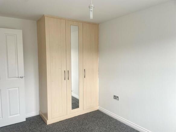 4 bed House to rent Image 9