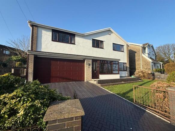 Substantial Five-Bedroom Detached Home in Prime L