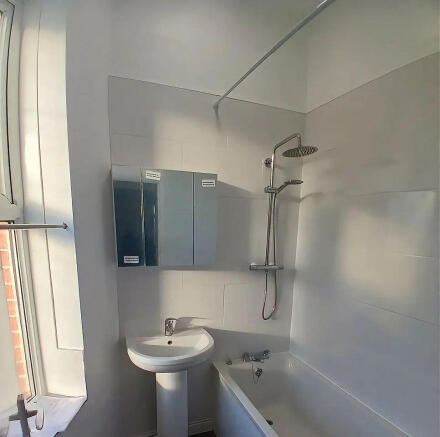 3 bed Apartment to rent Image 5