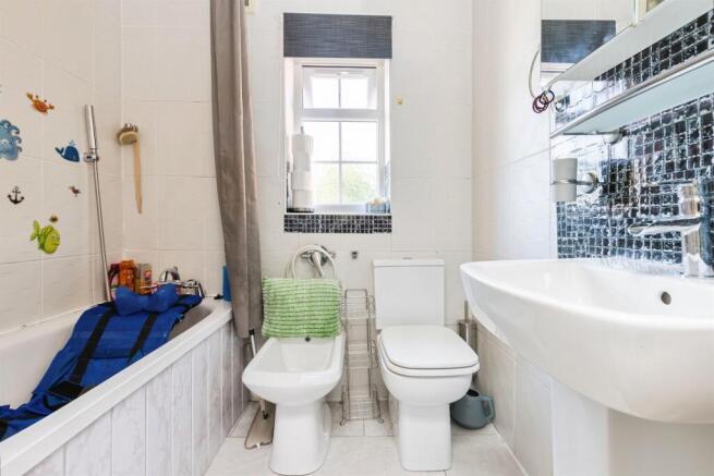 4 bed Semi-Detached for sale Image 12