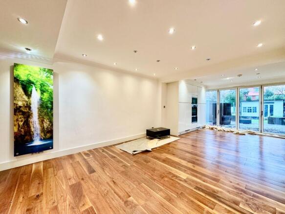 Open plan lounge/kitchen/dining area