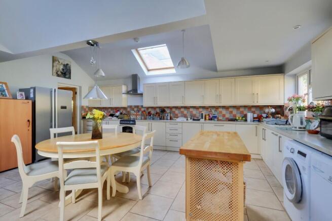 KITCHEN/BREAKFAST