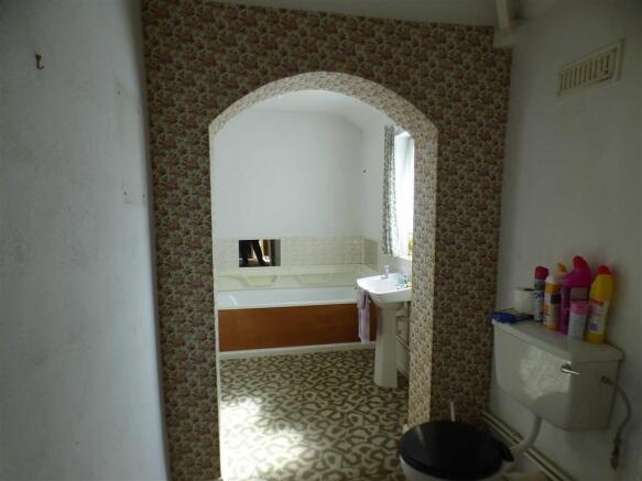 SPACIOUS BATHROOM