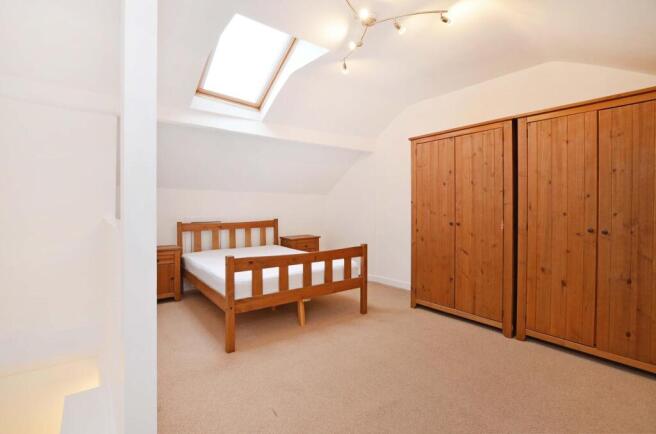 4 bed House to rent Image 6