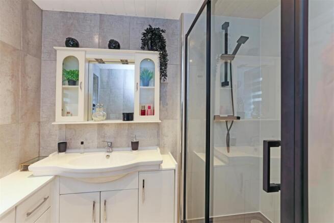 4 bed Detached for sale Image 7