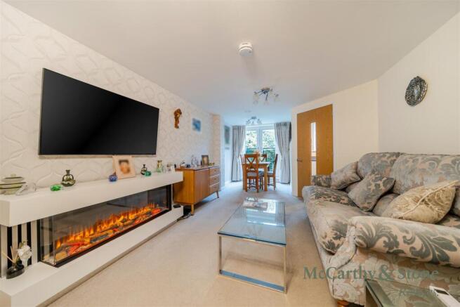 8708495-interior06.jpg