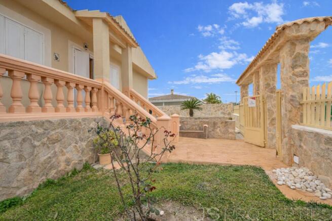 Exclusive villa in Playas de Muro with holiday rental license and high profitability potential