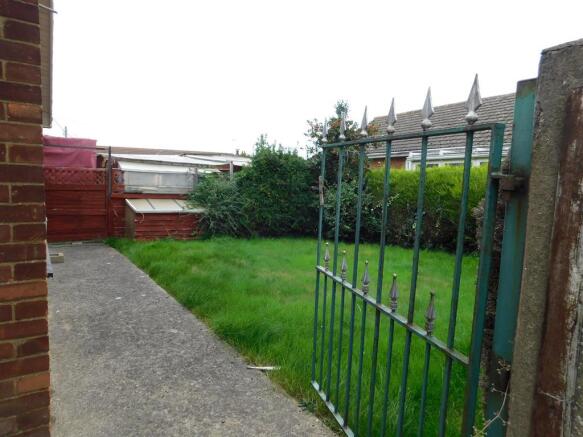 Front Gardne 3