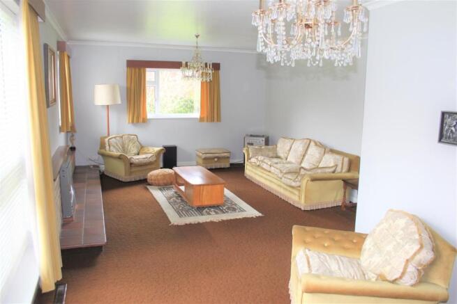 GENEROUS LOUNGE DINING ROOM