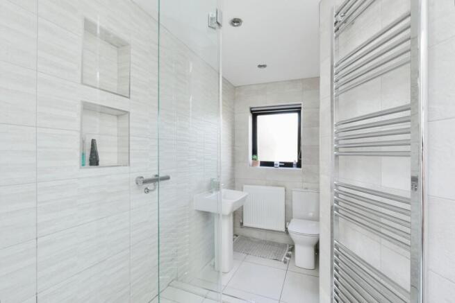 5 bed Detached for sale Image 12