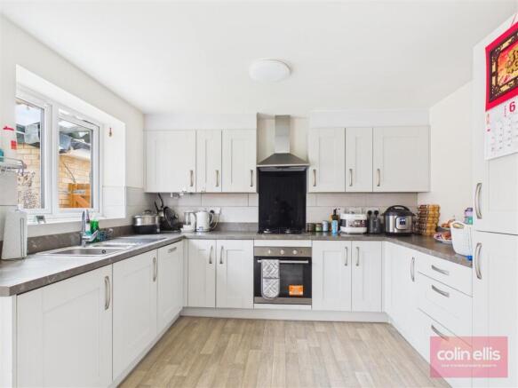 4 bed Detached for sale Image 5