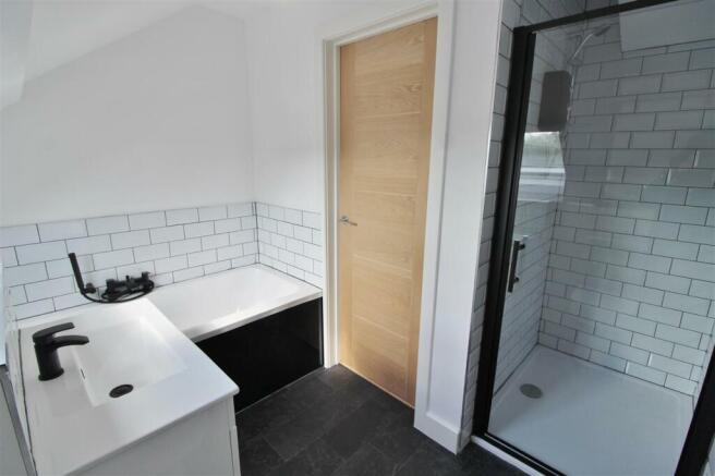 EN-SUITE BATHROOM