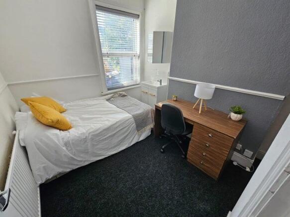 2 bed House Share to rent Image 5