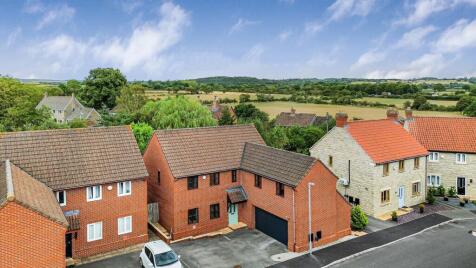 Middle Farm Close, Dauntsey, Chippenham, Wiltshire, SN15
