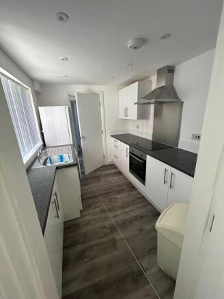 4 bed House to rent Image 7