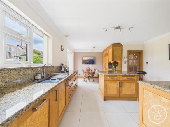 4 bed Not Specified for sale Image 7
