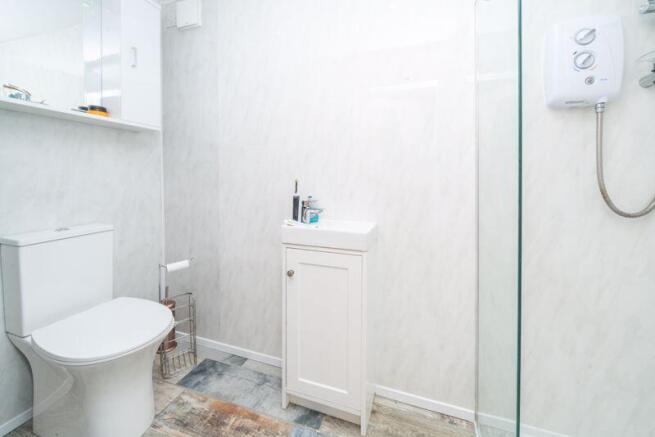GARDEN ROOM WITH SHOWER ROOM