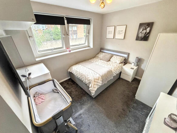 3 bed Apartment to rent Image 8