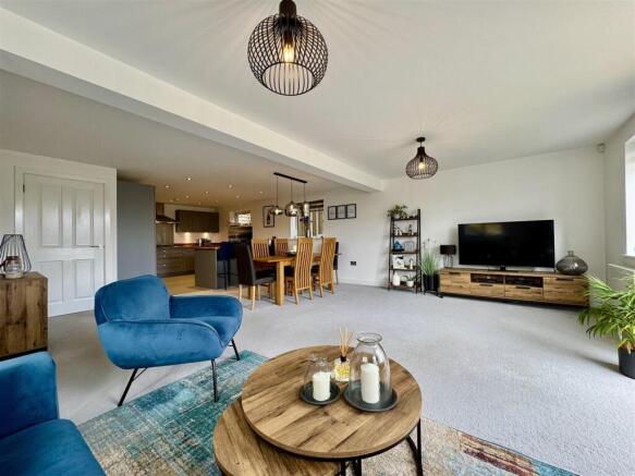 4 bed Detached for sale Image 11