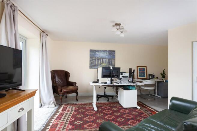 5 bed Detached for sale Image 8