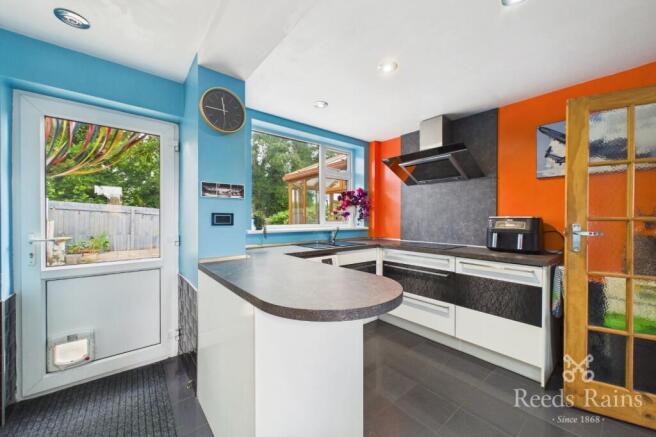 3 bed Semi-Detached for sale Image 12