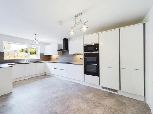 4 bed Detached for sale Image 5
