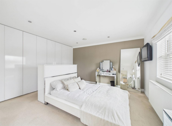 5 bed Detached for sale Image 11